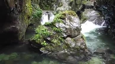 旅行游玩拍摄航拍湖水牛心石小溪视频的预览图